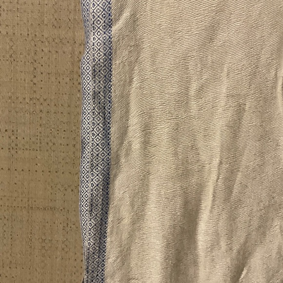 Elegant Cream and Blue Paisley Scarf - Picture 4 of 4